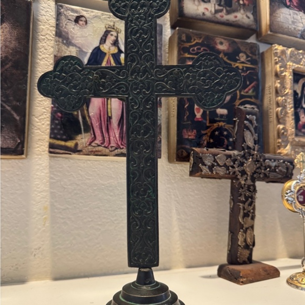 Antique Ornate Metal Crucifix with Intricate Detailing - Picture 6 of 13